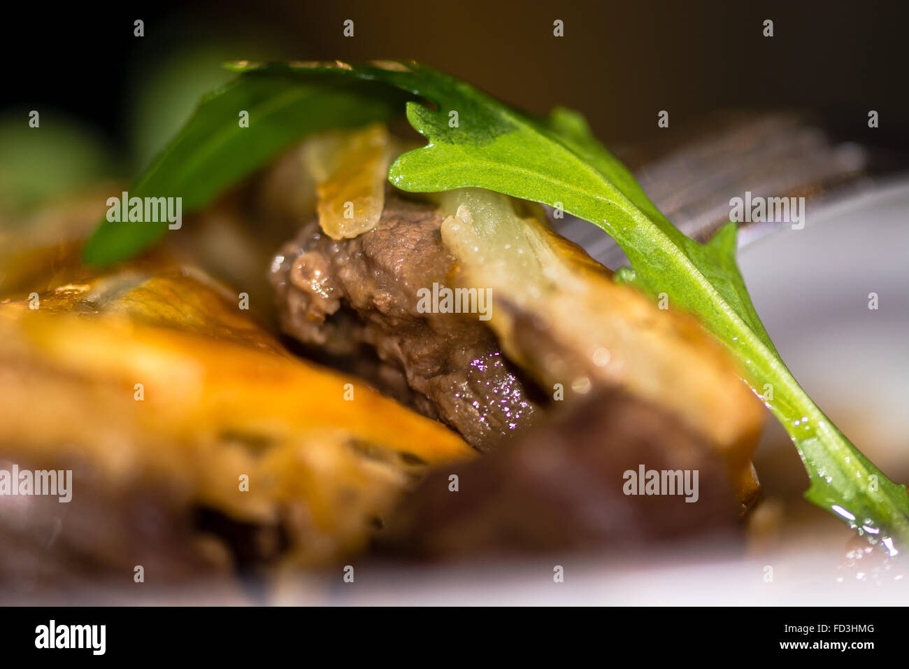 Bistecca e rognone vicino a base di carne con foglie di rucola. Il ristorante Francese ha influenzato la cucina di piatti tradizionali Inglesi Foto Stock