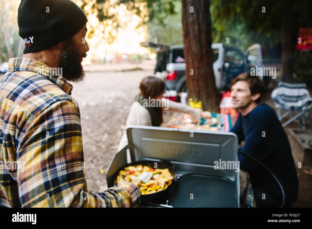 La prima colazione è pronto in un campeggio di Big Sur, California Foto Stock