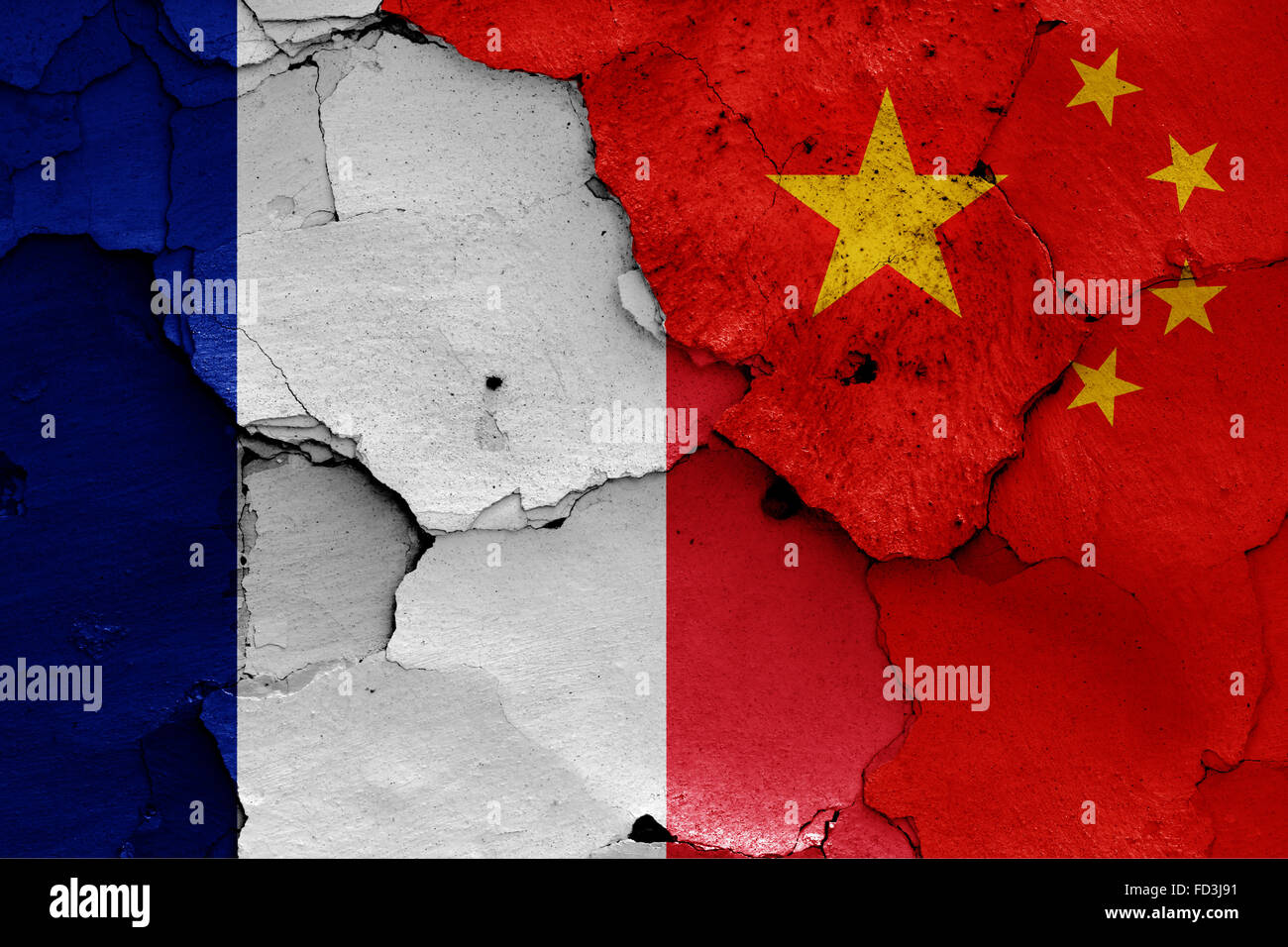 Bandiere di Francia e Cina dipinta sulla parete incrinato Foto Stock