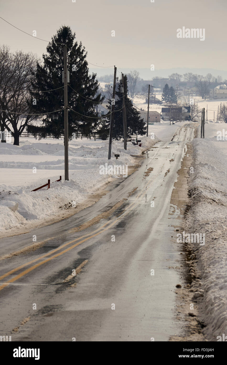 Country road dopo una tempesta di neve, Lancaster County, Pennsylvania, STATI UNITI D'AMERICA Foto Stock