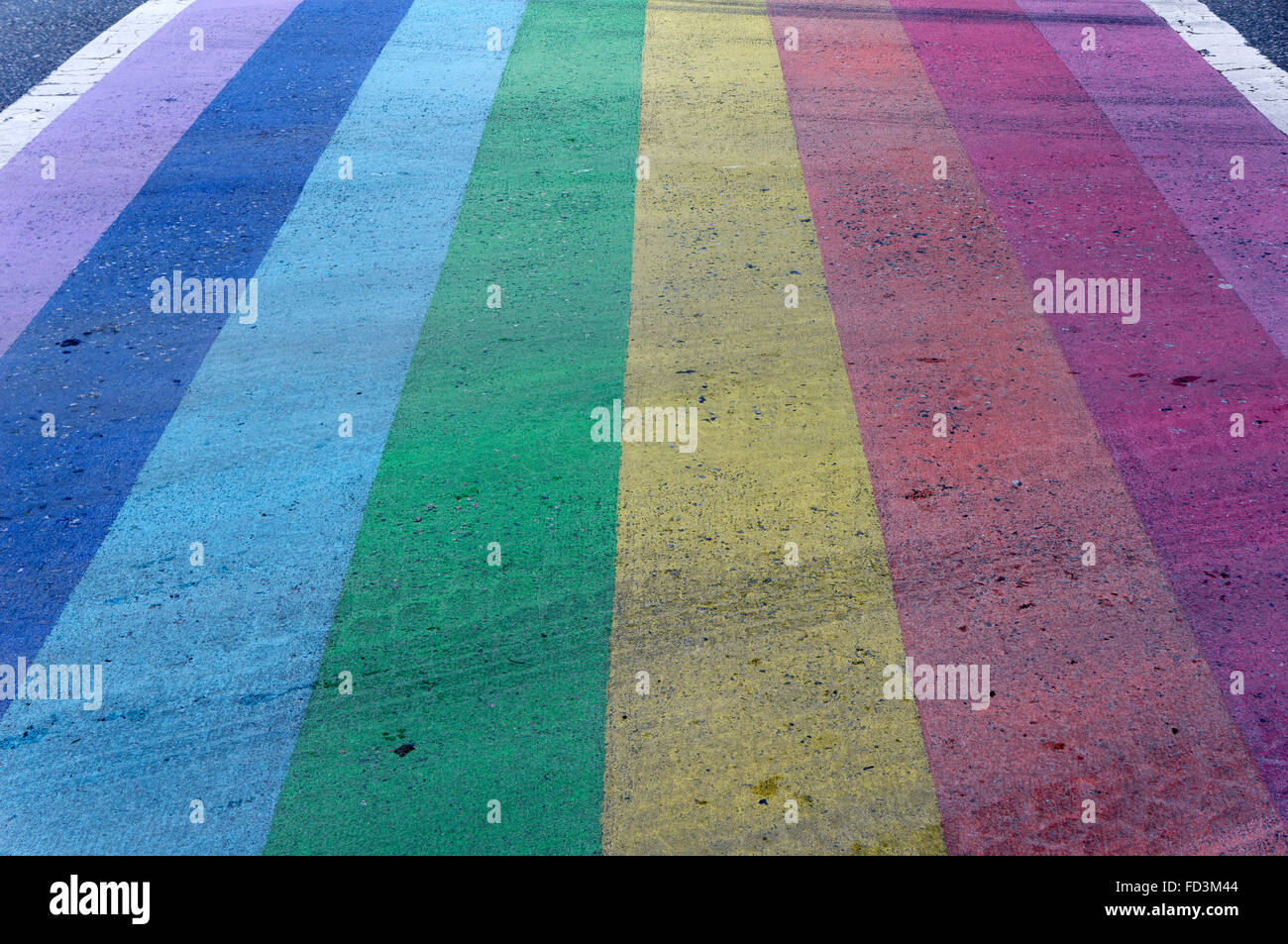Rainbow crosswalk simbolico del Gay Pride nel centro di West End di Vancouver, BC, Canada Foto Stock