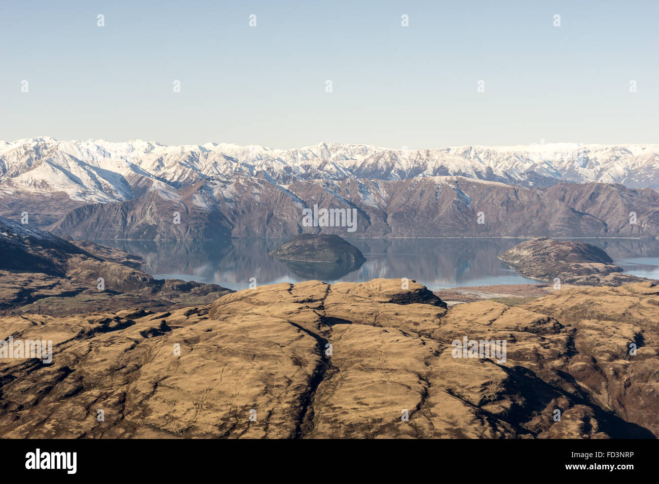 Vista dal Treble Cone di montagne e di incredibile rock texture in Nuova Zelanda. Foto Stock