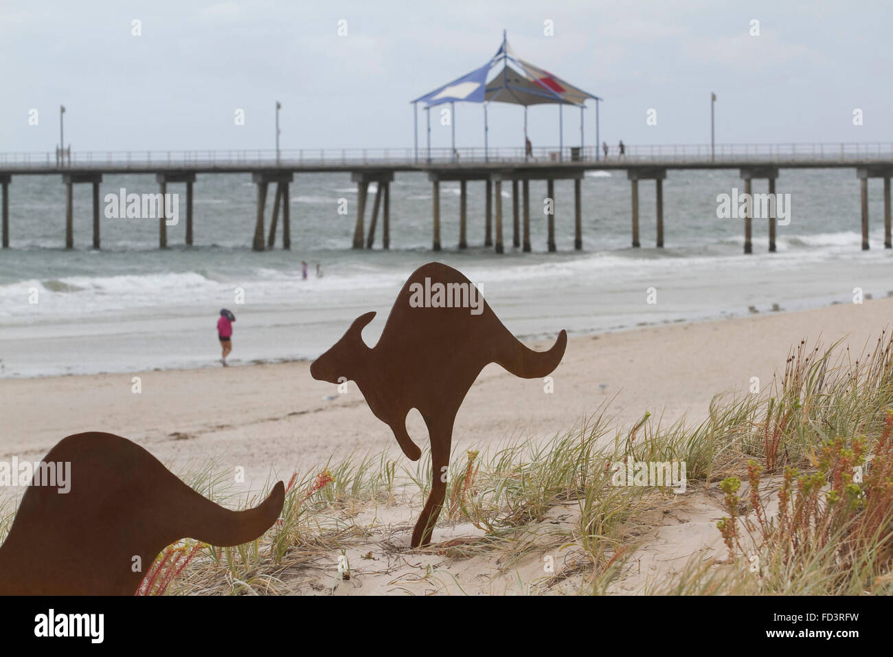 Adelaide Australia. Il 28 gennaio 2016. Un impianto di di 15 sculture sulle dune di sabbia chiamata "molo di Brighton Mob" dall'artista David Doyle utilizzando l'iconica Kangaroo per portare i popoli la consapevolezza per la macellazione di animali nativi australiani su strade e roadkill Credito: amer ghazzal/Alamy Live News Foto Stock