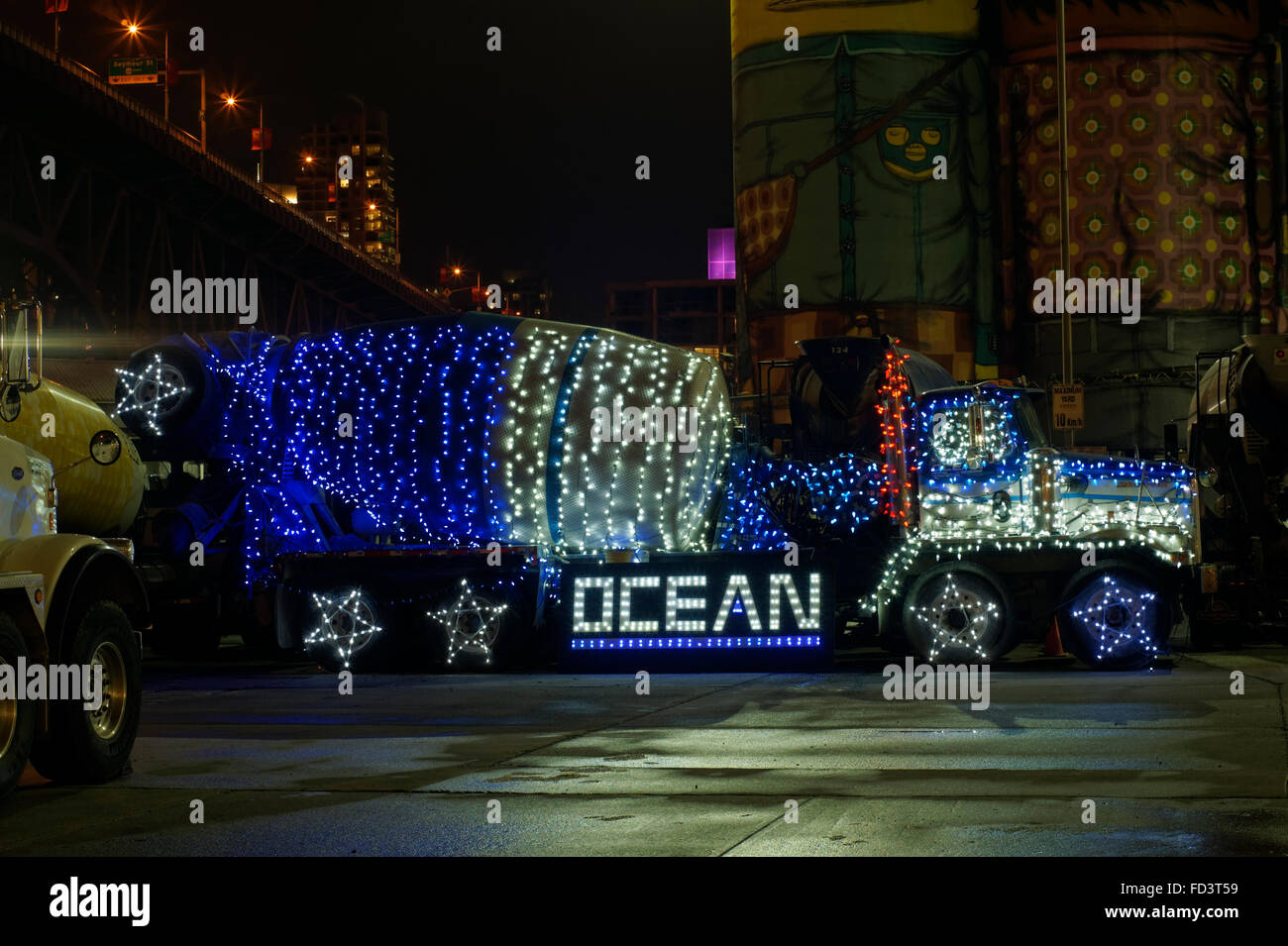 Oceano carrello cemento decorata con le luci di Natale, Granville Island, Vancouver, British Columbia, Canada Foto Stock