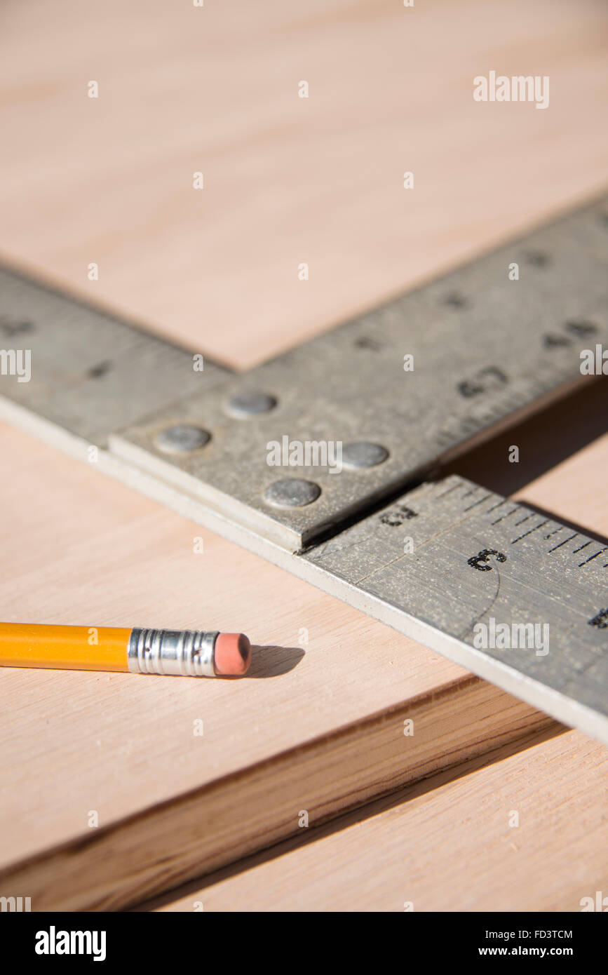 Square e matita su legno Foto Stock