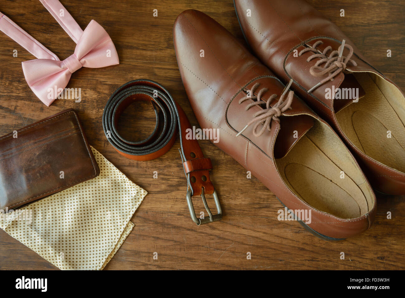 Gli uomini bowtie accessori e scarpe marrone, pocket square Foto Stock