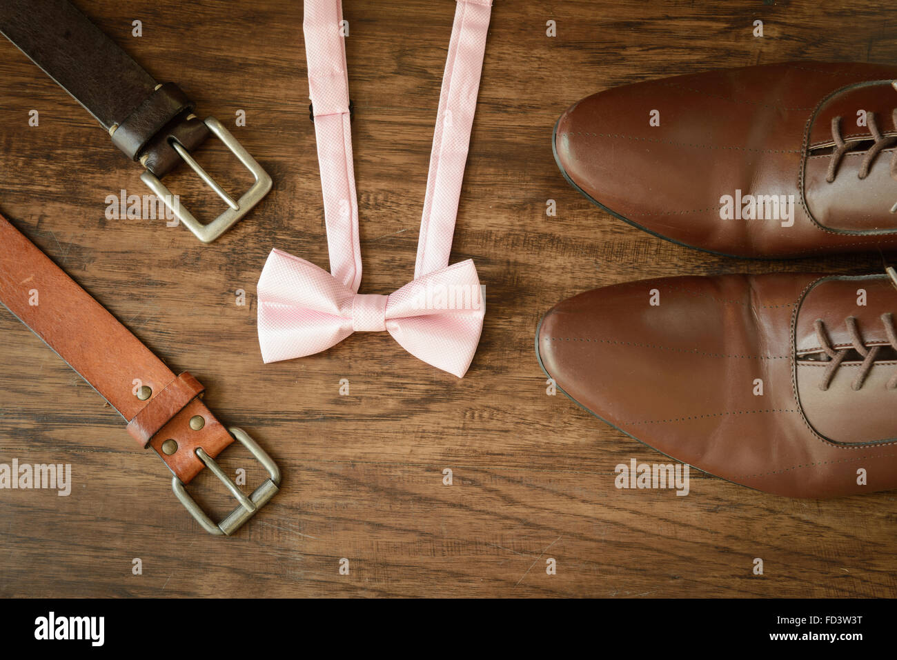 Gli uomini bowtie accessori e scarpe marrone cintura in cuoio Foto Stock