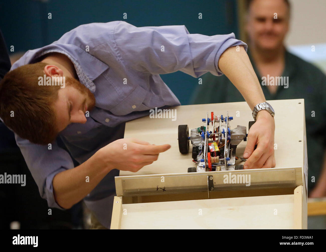 Vancouver, Cananda. 27 gennaio, 2016. Uno studente di regola il suo veicolo robotico durante un concorso presso la University of British Columbia di Vancouver, CANANDA, Gennaio 27, 2016. I veicoli robotici sono realizzati da UBC di studenti di ingegneria, tutti dotati di frenatura automatica e del sistema di controllo della velocità. © Liang Sen/Xinhua/Alamy Live News Foto Stock