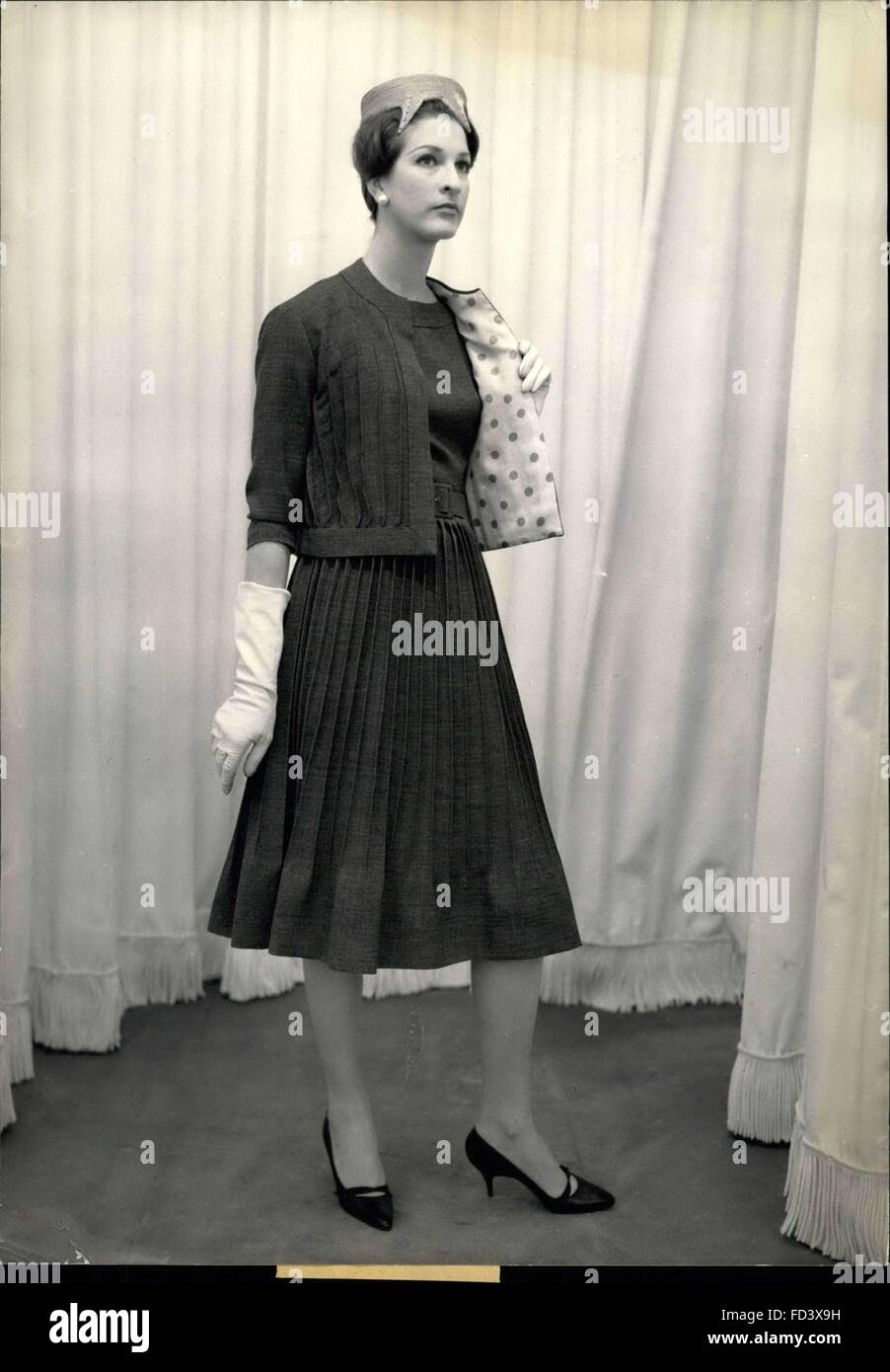 1959 - Molla Mode: ''Francois Ier'', grigio scuro alpaga pomeriggio dress, pieghettata cappotto e mantello. Disegnata da Pierre Baimain. © Keystone Pictures USA/ZUMAPRESS.com/Alamy Live News Foto Stock