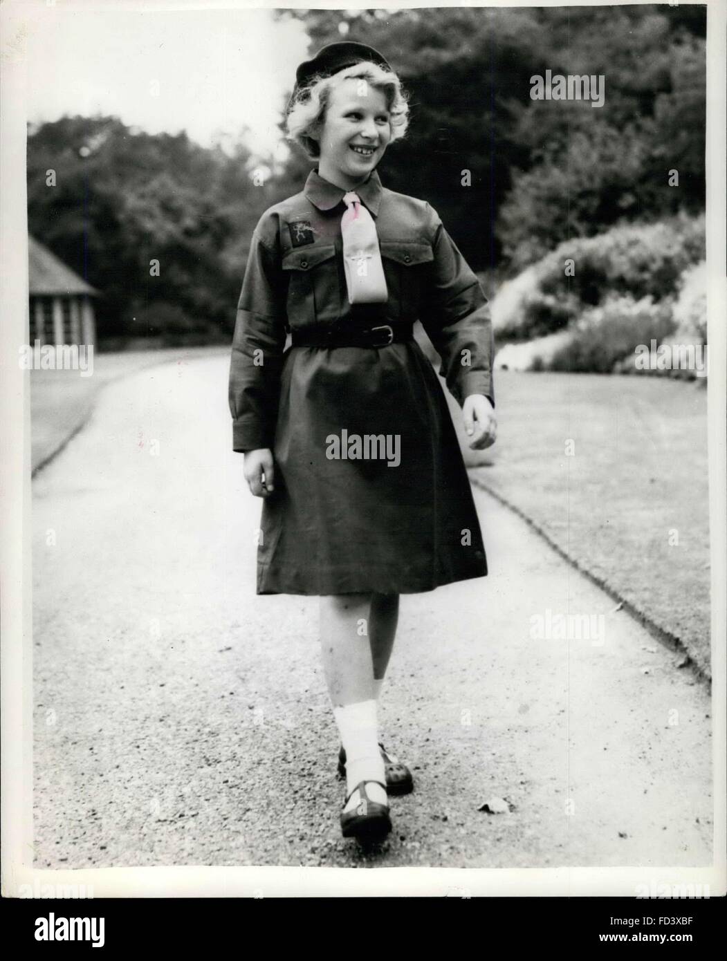 1936 - Princess Anne . Brownie: uno dei più felici i membri del Buckingham Palace Brownie Pack - è S.A.R. Princess Anne visto qui sul modo per una riunione del pacco nei giardini del palazzo. La Principessa condivide tutte le funzioni e i compiti con i suoi colleghi ed è molto rigida regola che alcun favoritismo è mostrato. © Keystone Pictures USA/ZUMAPRESS.com/Alamy Live News Foto Stock