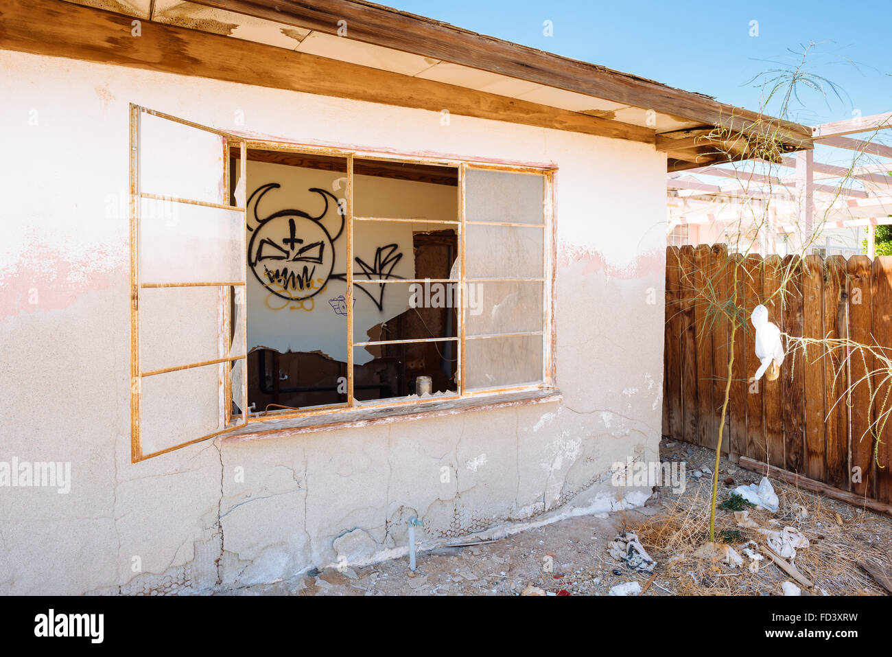 Una casa abbandonata a Bombay Beach, California, sulla riva orientale del Salton Sea Foto Stock