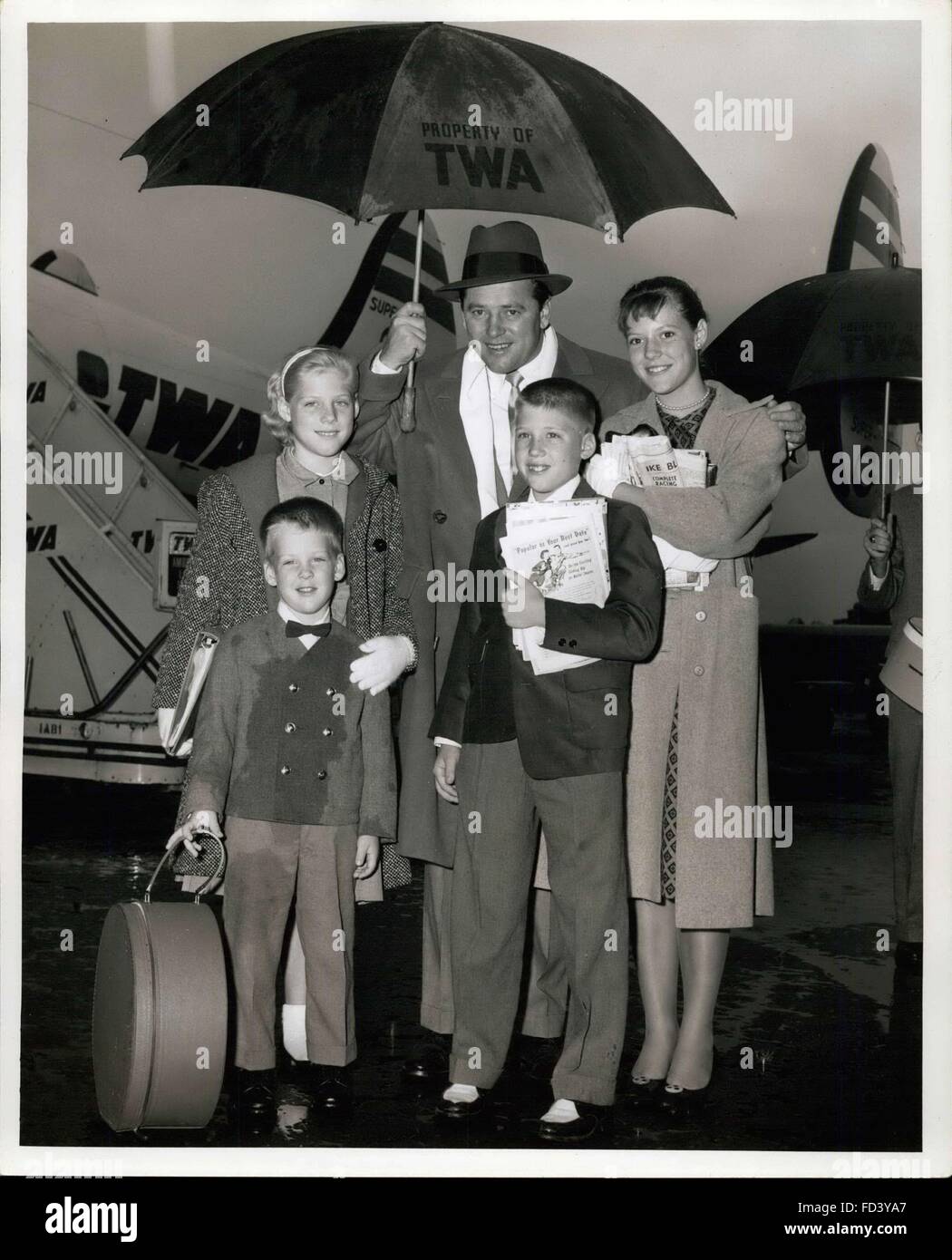 1962 - Edoardo Vianello aeroporto, N.Y., Ott 23. Idolo di canto Gordon Mac Rae arrivati nella nostra piovosa cittadina per il suo impegno al Waldorf con i suoi quattro bambini di età compresa da 4 a 14, via TWA super G da Los Angeles. I suoi tre settimana New York night club debutto inizia questa sera con la sua affascinante moglie Sheila Stephens. © Keystone Pictures USA/ZUMAPRESS.com/Alamy Live News Foto Stock