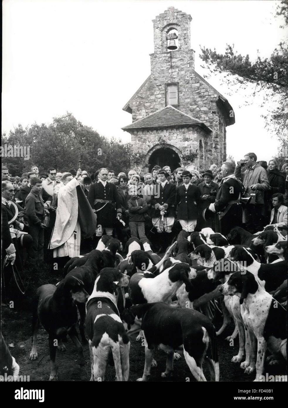 1969 - Saint Hubert messa nella foresta di Ermenonville ? In armonia con una vecchia tradizione consolidata la caccia parti erano detenuti in diverse parti della Francia su Saint Hubert?s Day, il santo patrono del cacciatore. OPS: Saint Hubert Messa celebrata nella foresta di Ermenonville prima dell' apertura di un incontro guidato dal Conte de Roualle. Nov. 10/69 © Keystone Pictures USA/ZUMAPRESS.com/Alamy Live News Foto Stock