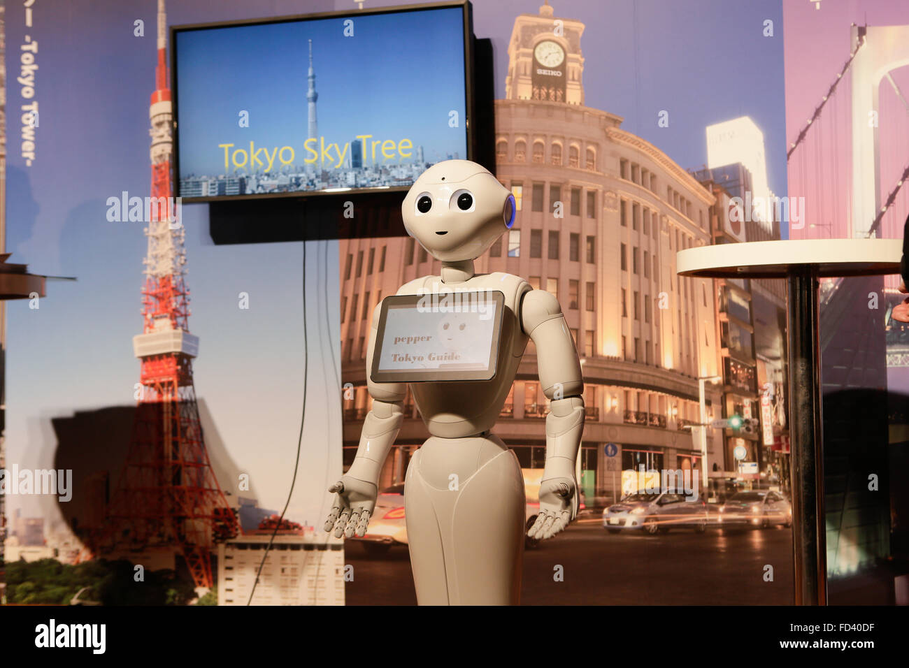 Softbank vetrine come loro robot umanoide Pepe può essere utilizzato in business situatins on gennaio 27, 2016, Tokyo, Giappone. SoftBank ha annunciato piani per aprire un nuovo app store dove i clienti possono scaricare il robot Pepe applicazioni che ti permettono di fare lavori specifici. Dal 22 Febbraio oltre 500 società in cui il robot è già al lavoro sarà in grado di scaricare il pepe applicazioni utili per il loro business. SoftBank prevede inoltre di introdurre il robot nel 2000 dei propri negozi entro la fine del mese di febbraio 2016, e per aprire un nuovo negozio di telefono composto interamente da peperoni. Foto Stock