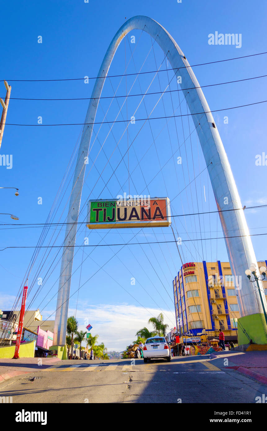 La millenaria Arco (Arco y Reloj monumentale), un acciaio metallico arco all'ingresso della città di Tijuana in Messico, in zona c Foto Stock