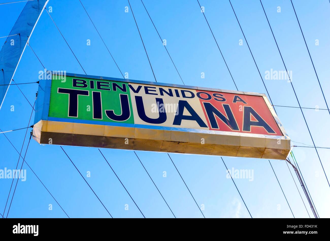 Il Bienvenidos un cartello di Tijuana sull'arco millenario (Arco y Reloj monumentale), un acciaio metallico arco all'ingresso del ci Foto Stock