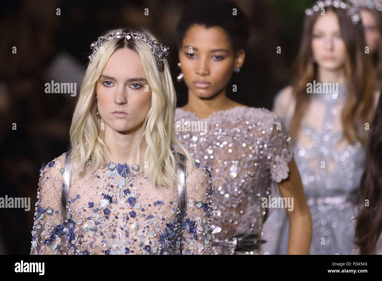 Parigi, Francia. 27 gennaio, 2016. Un modello indossa una creazione dal designer libanese Elie Saab come parte della sua primavera/estate 2016 collezione presentata durante il Paris Haute Couture della settimana della moda di Parigi, Francia, 27 gennaio 2016. Parigi Haute Couture sfilate di moda fino al 28 gennaio 2016. Foto: Hendrik Ballhausen - nessun filo SERVICE -/dpa/Alamy Live News Foto Stock