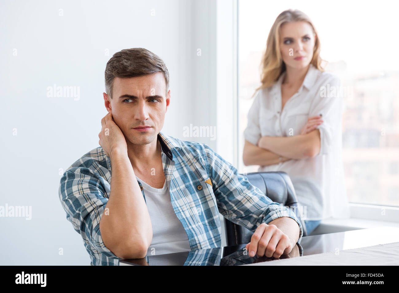 Turbare l uomo e la donna con problemi e difficoltà nei rapporti Foto Stock
