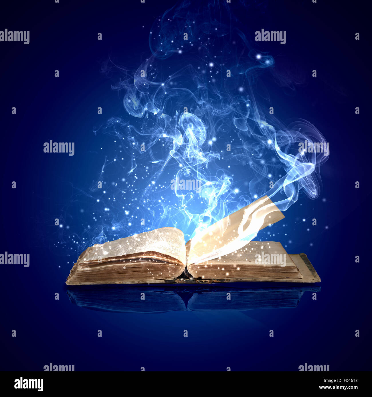 Immagine di aperto libro magico con delle luci magiche Foto stock - Alamy