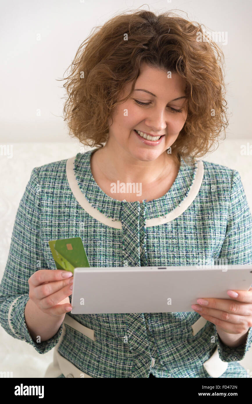 Donna con tablet pc computer e una carta di credito Foto Stock