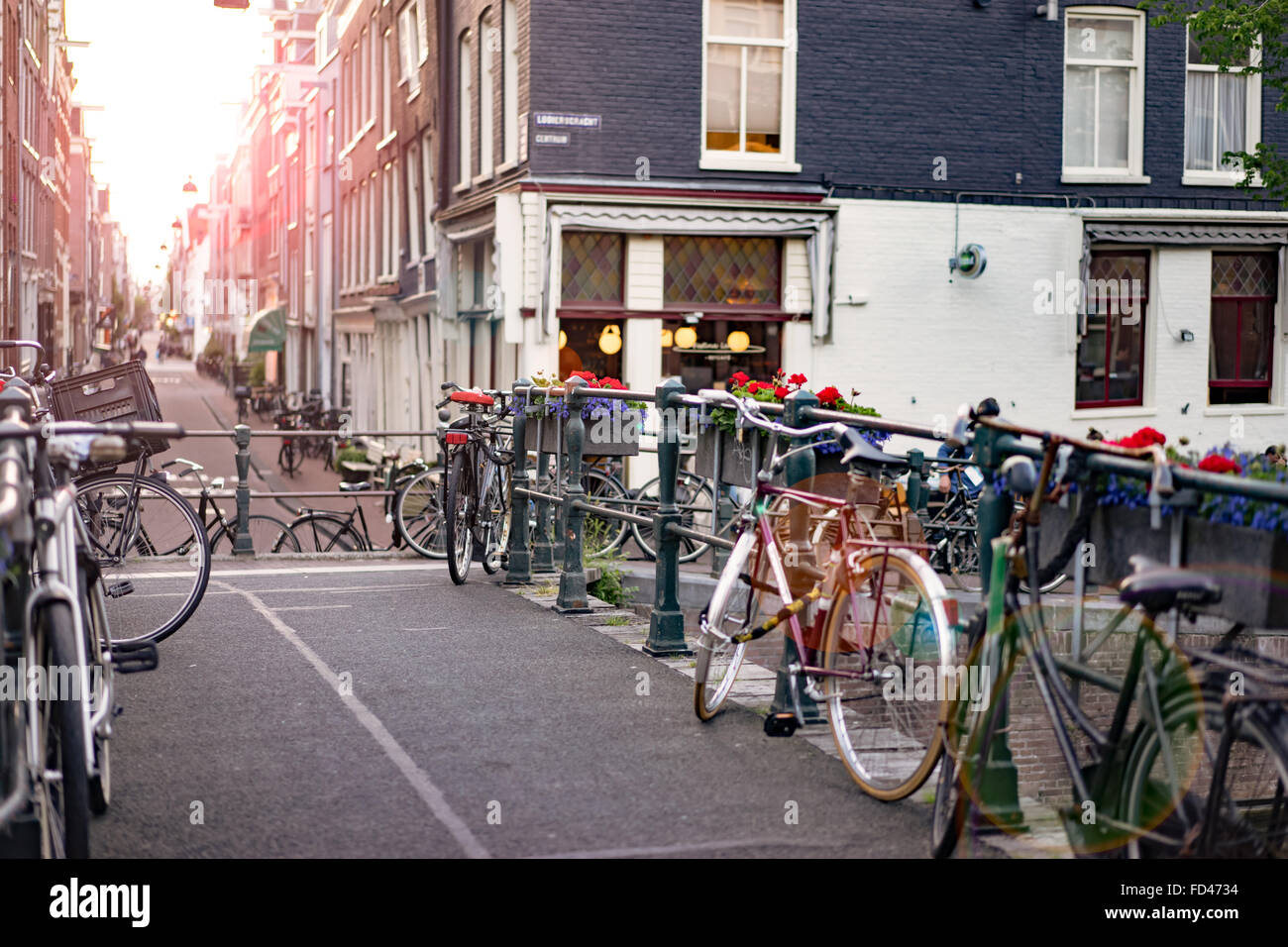Amsterdam - 16 Giugno: Biciclette parcheggiate su un ponte in Amsterdam giugno 16, 2015 Foto Stock
