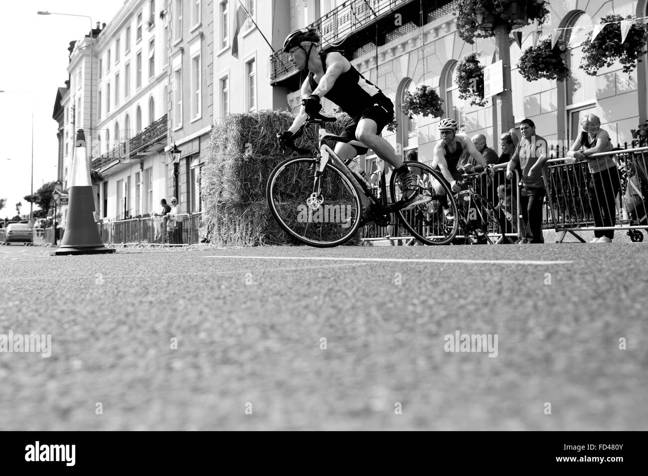 Triatleta fa il giro in Cobh Triathlon svoltasi a Cobh, nella contea di Cork, Irlanda. Foto Stock