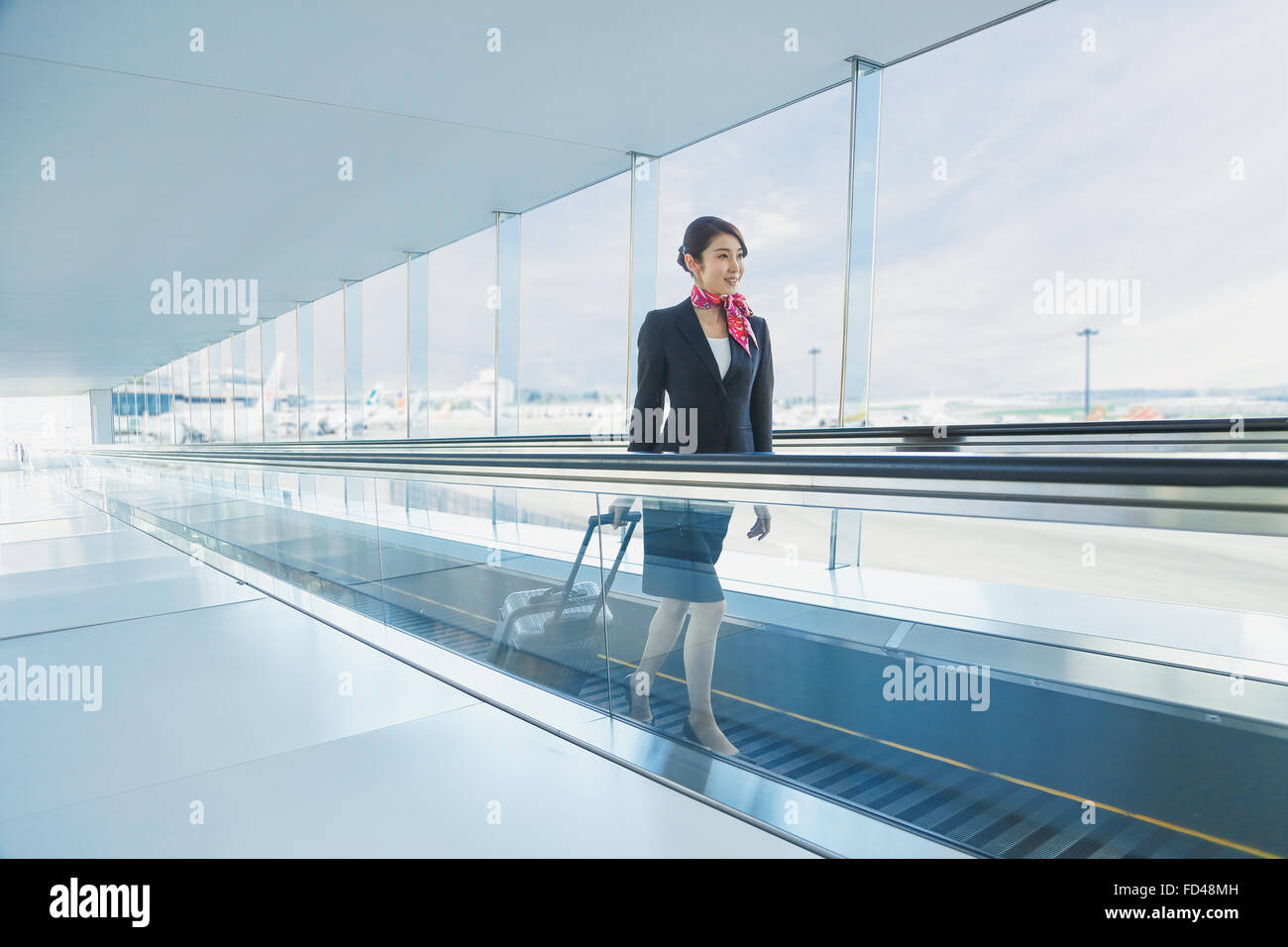 Giapponese attraente assistente di volo all'aeroporto Foto Stock