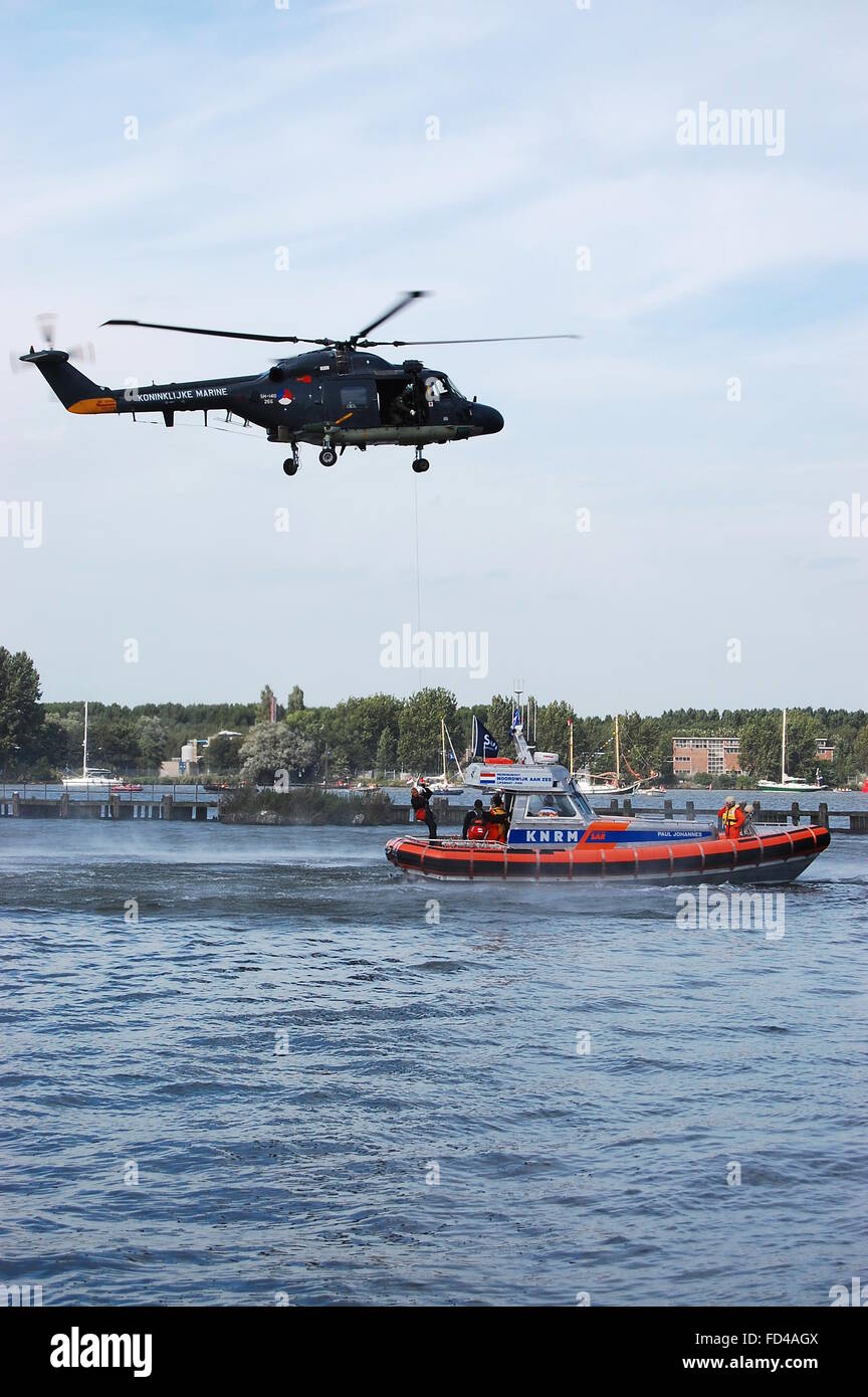 Olandese elicottero marine e di salvataggio durante una dimostrazione a vela Amsterdam 2010 Foto Stock