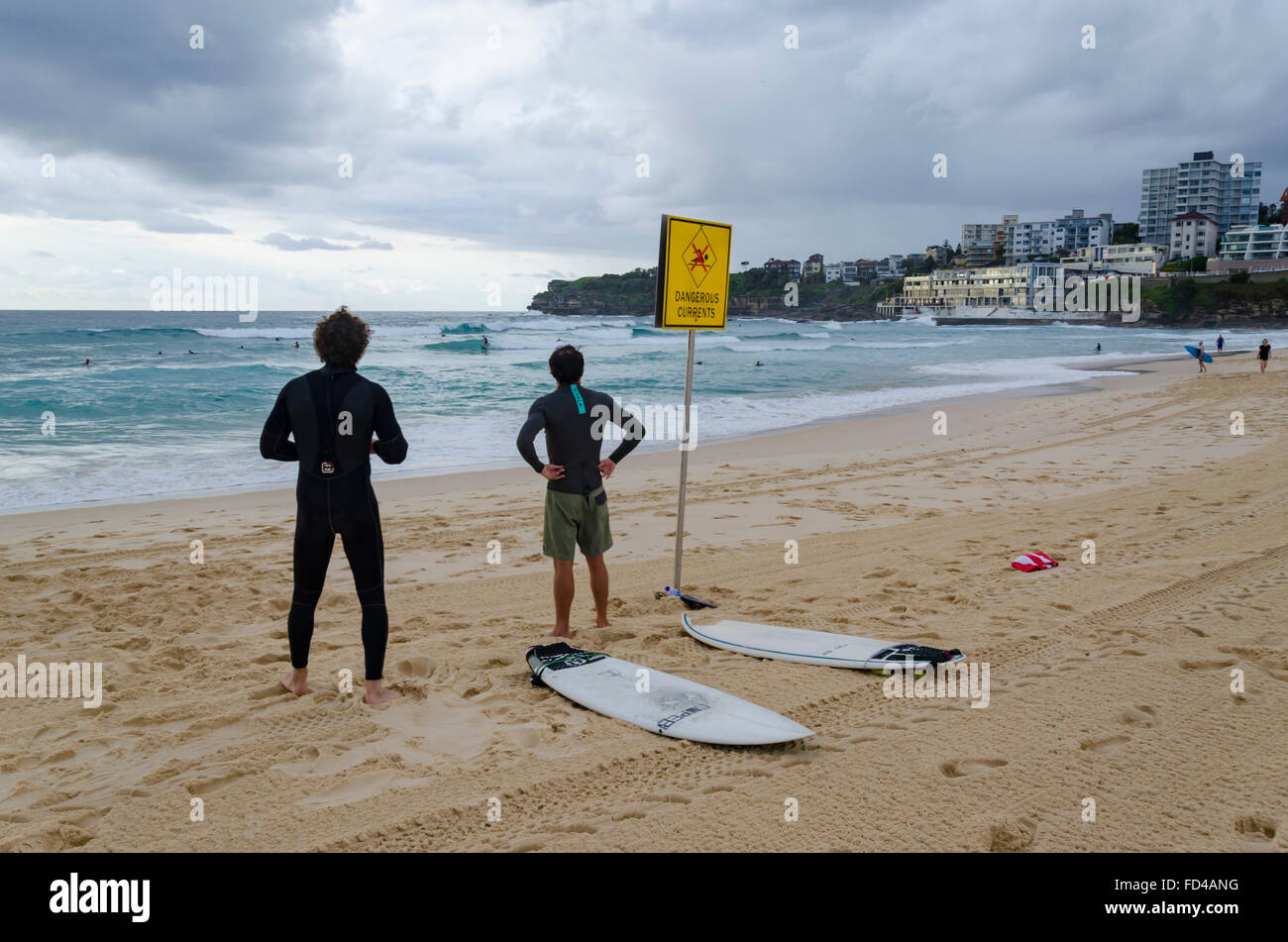 Gli appassionati di surf si preparano ad entrare in acqua a Bondi Beach a Sydney, Australia Foto Stock