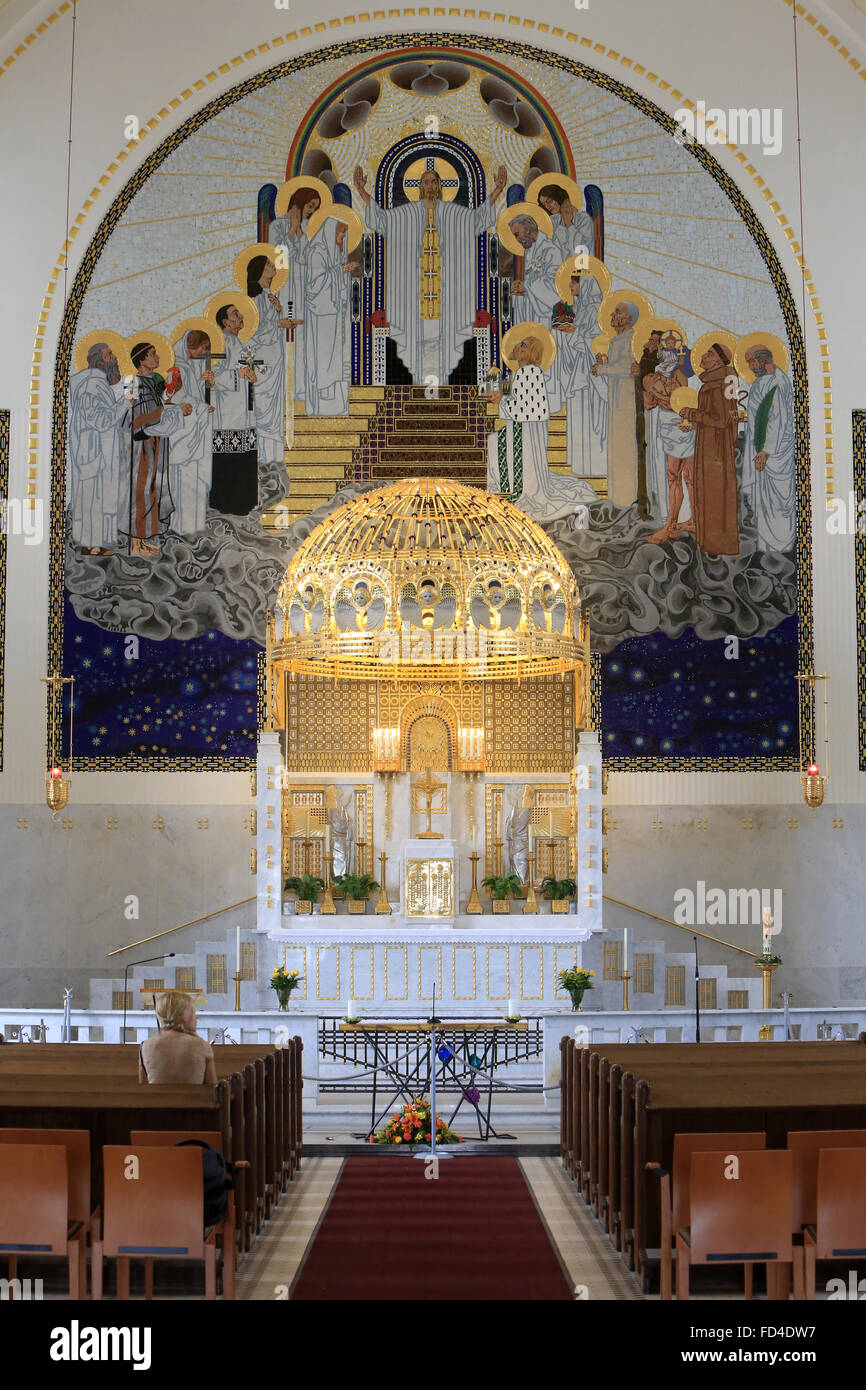 L altare maggiore e golden tettoia in rame. Steinhof chiesa costruita da Otto Wagner tra il 1902 e il 1907. Foto Stock