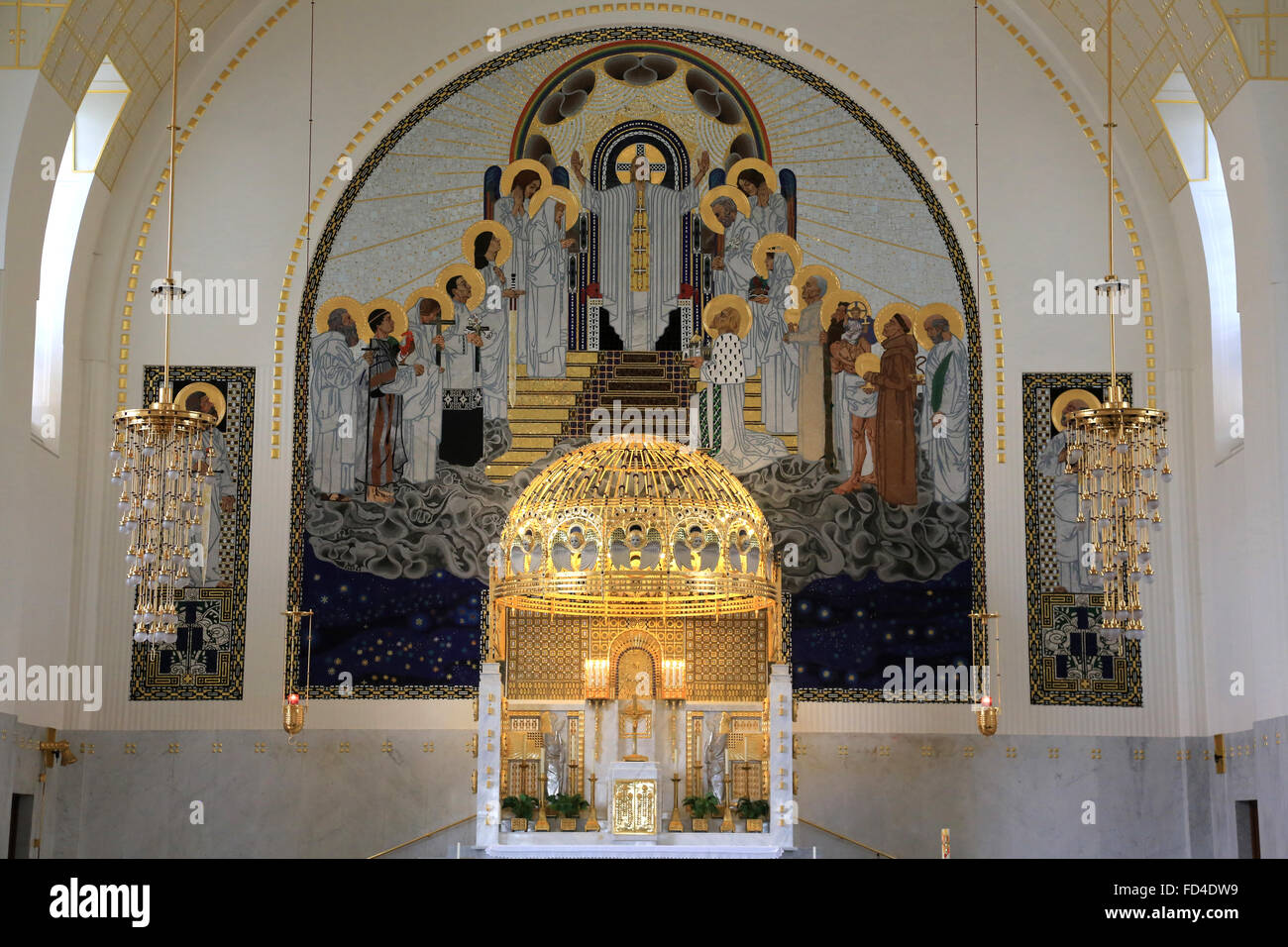L altare maggiore e golden tettoia in rame. Steinhof chiesa costruita da Otto Wagner tra il 1902 e il 1907. Foto Stock
