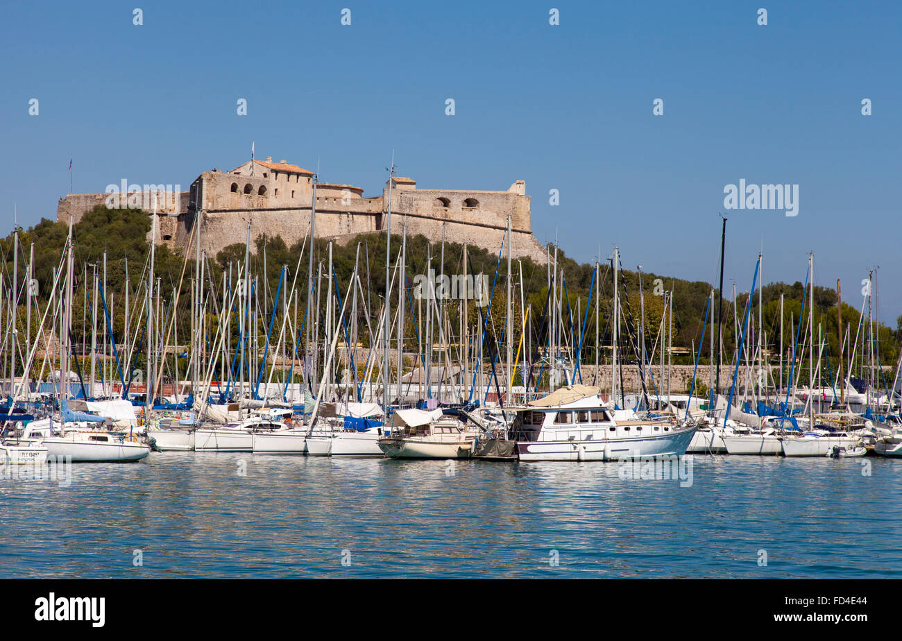 Fort Carré costruito nel XVI secolo si affaccia sul porto di Antibes ormeggi e la Mediterranea. Foto Stock