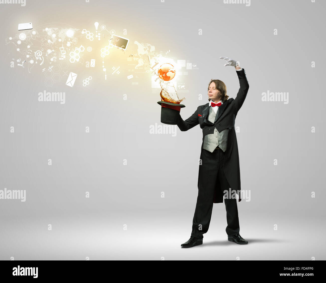 Immagine del mago con il cappello e le periferiche del computer volare in aria Foto Stock