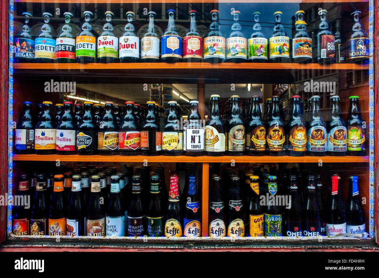 Vetrina con diverse birre belghe, uno dei prodotti più famosi del paese Foto Stock