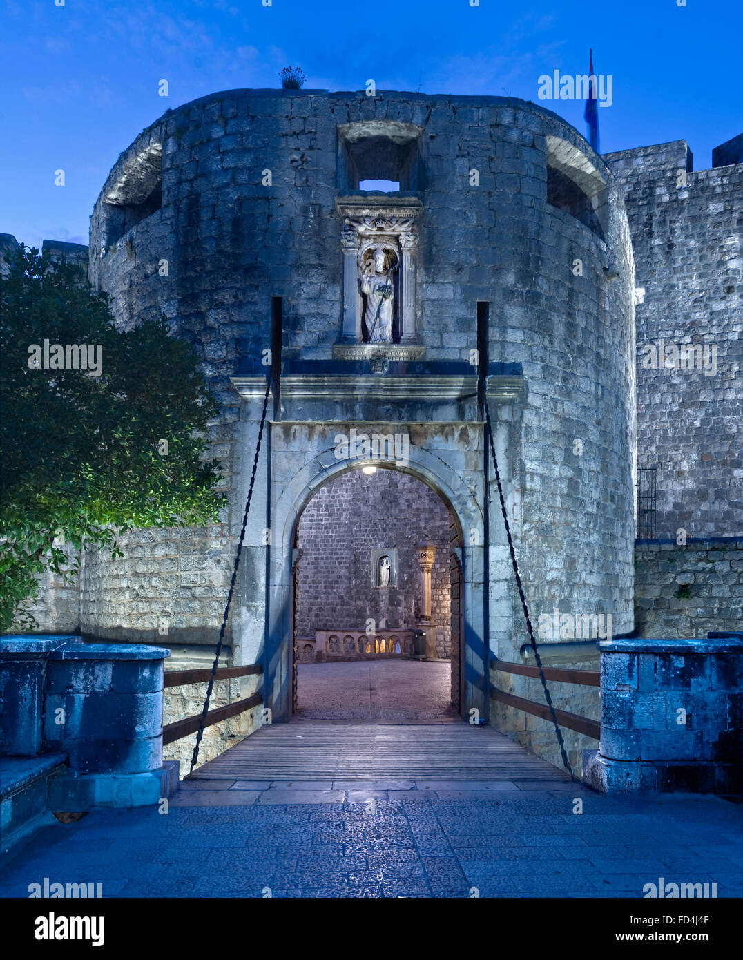 Pile di notte, l'ingresso al paese vecchio di Dubrovnik, Dubrovnik, Croazia, Europa Foto Stock