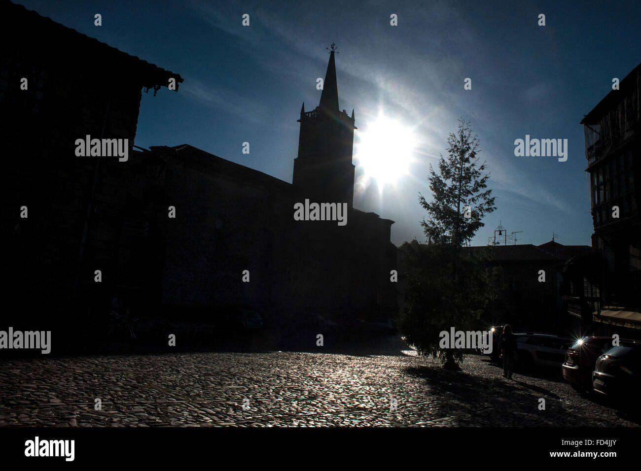 La retroilluminazione della chiesa di San Cristobal in il cantabrico comune di Comillas villaggio famoso per il suo complesso architettonico Foto Stock