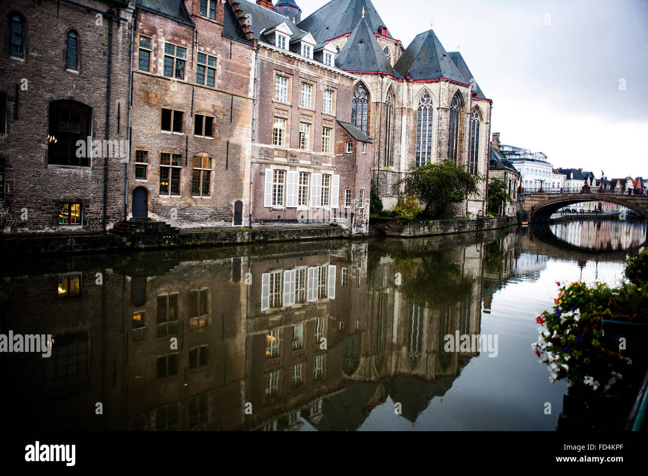 La riflessione di edifici di Gand in uno dei suoi canali Foto Stock