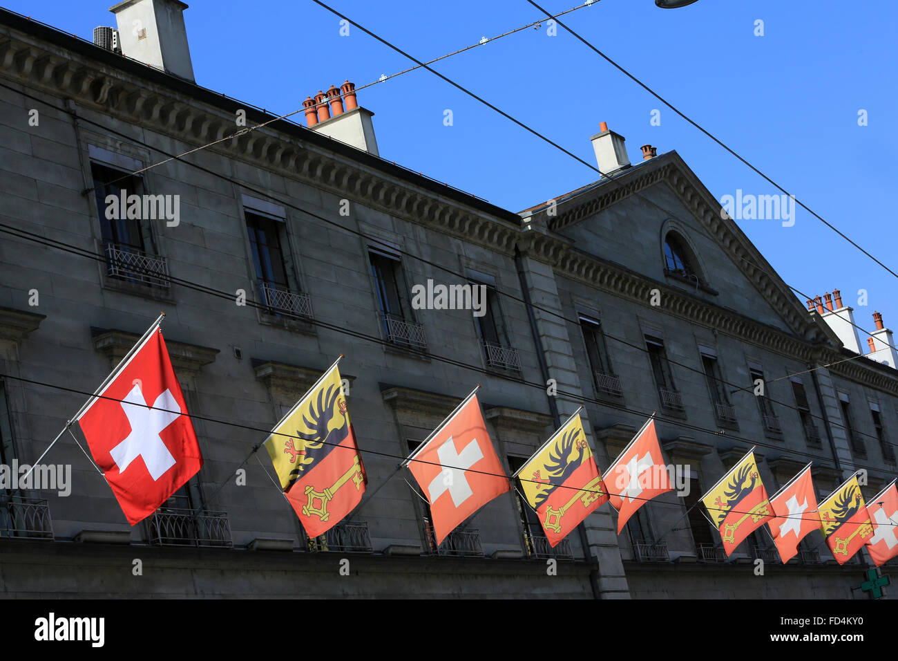 Le bandiere della Svizzera. Facciata di edificio. Centro citta'. Ginevra. Foto Stock