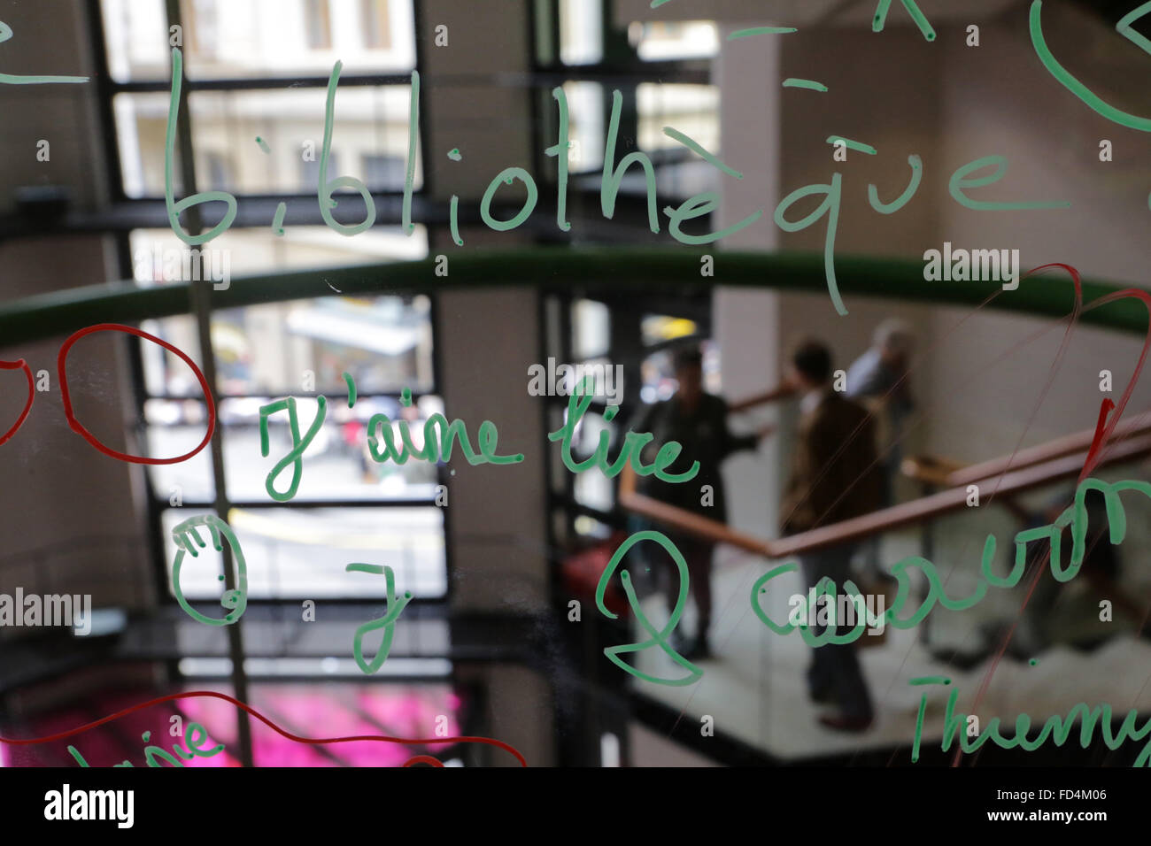 Mi piace leggere. Biblioteca della città. Foto Stock