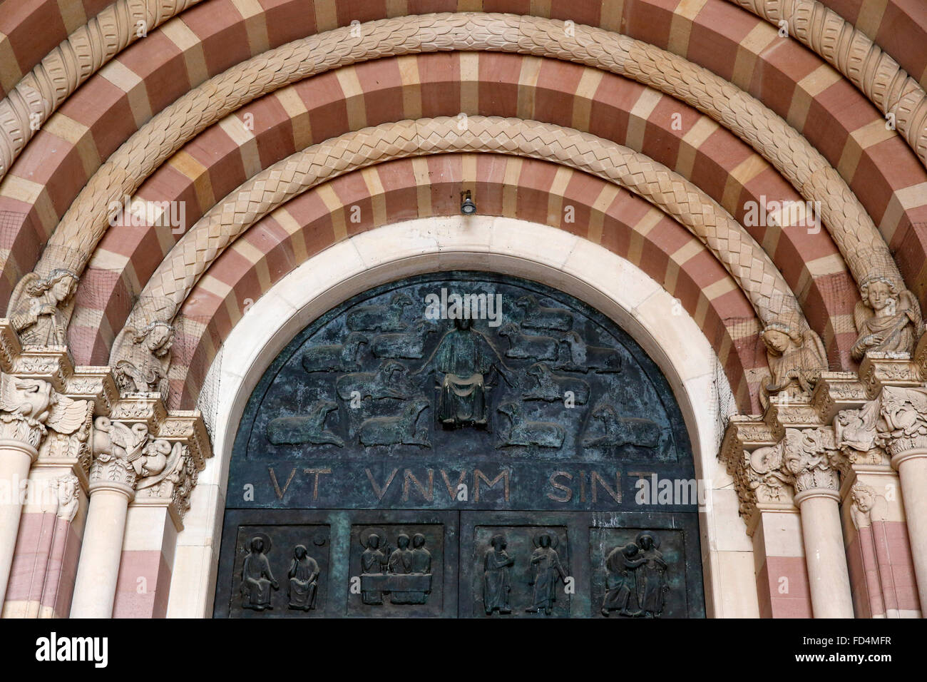 Imperial Cattedrale di Speyer. Il portale con rilievi in bronzo. Foto Stock