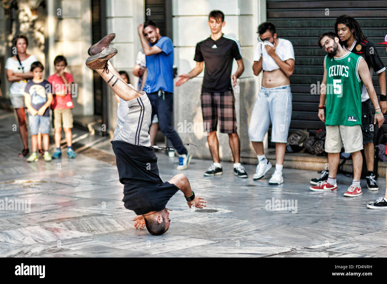 Breakdancers nelle strade di Atene, Grecia Foto Stock