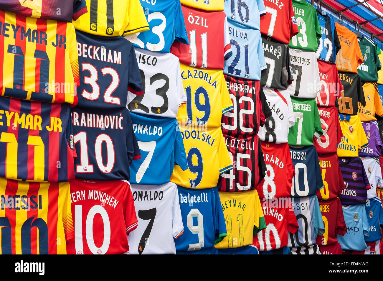 Fake magliette da calcio a Mong Kok street market, Hong Kong Foto Stock