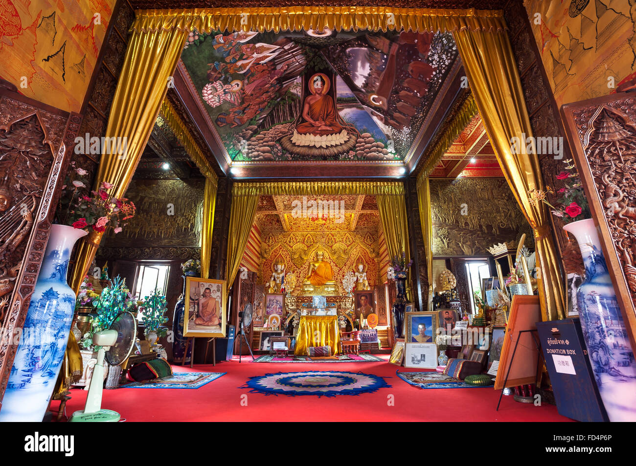 Interni ornati di Wat Buppharam, Chiang Mai, Thailandia Foto Stock