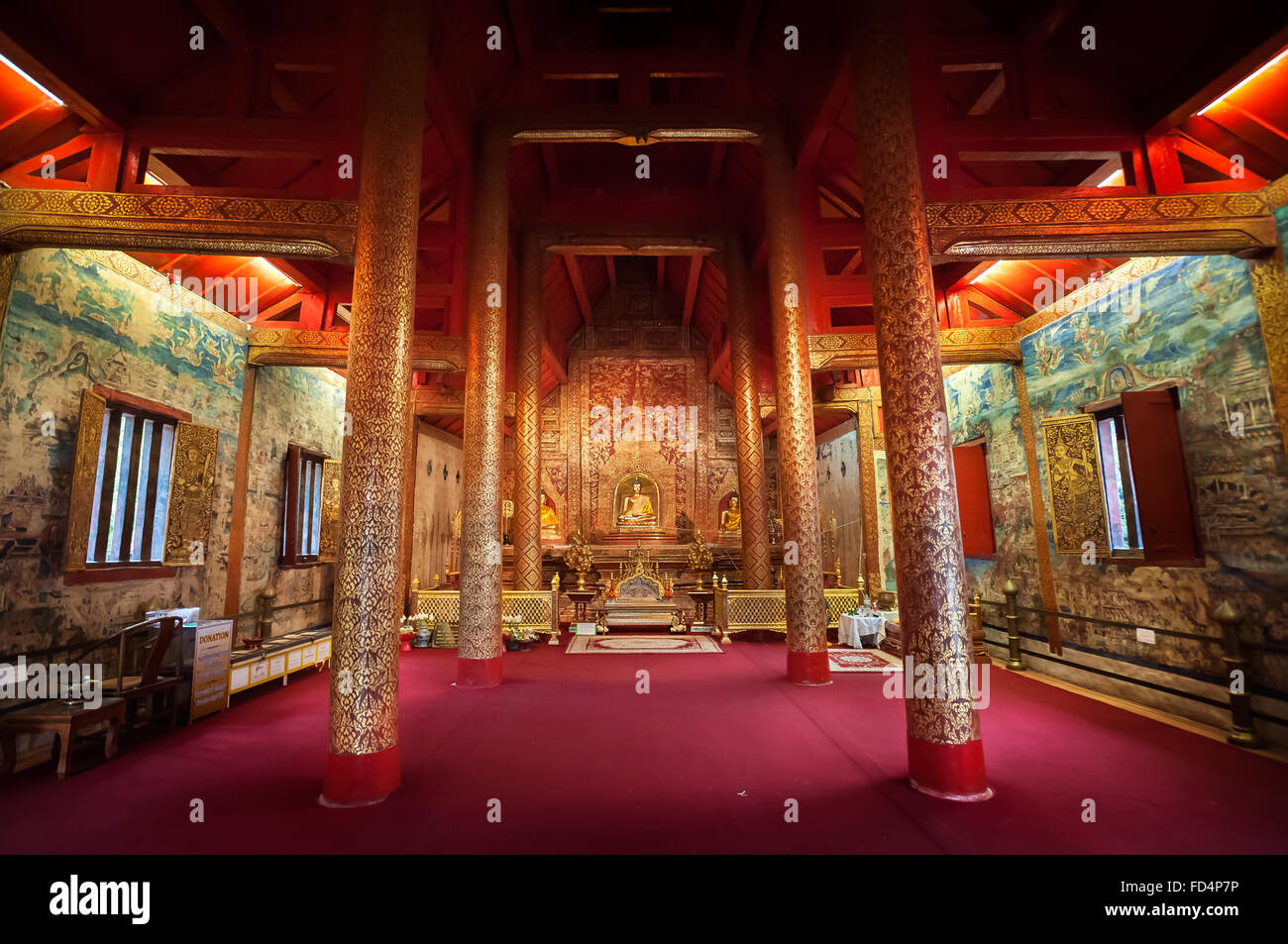 Interior shot di Wihan Lai Kham al Wat Phra Singh, Chiang Mai, Thailandia Foto Stock