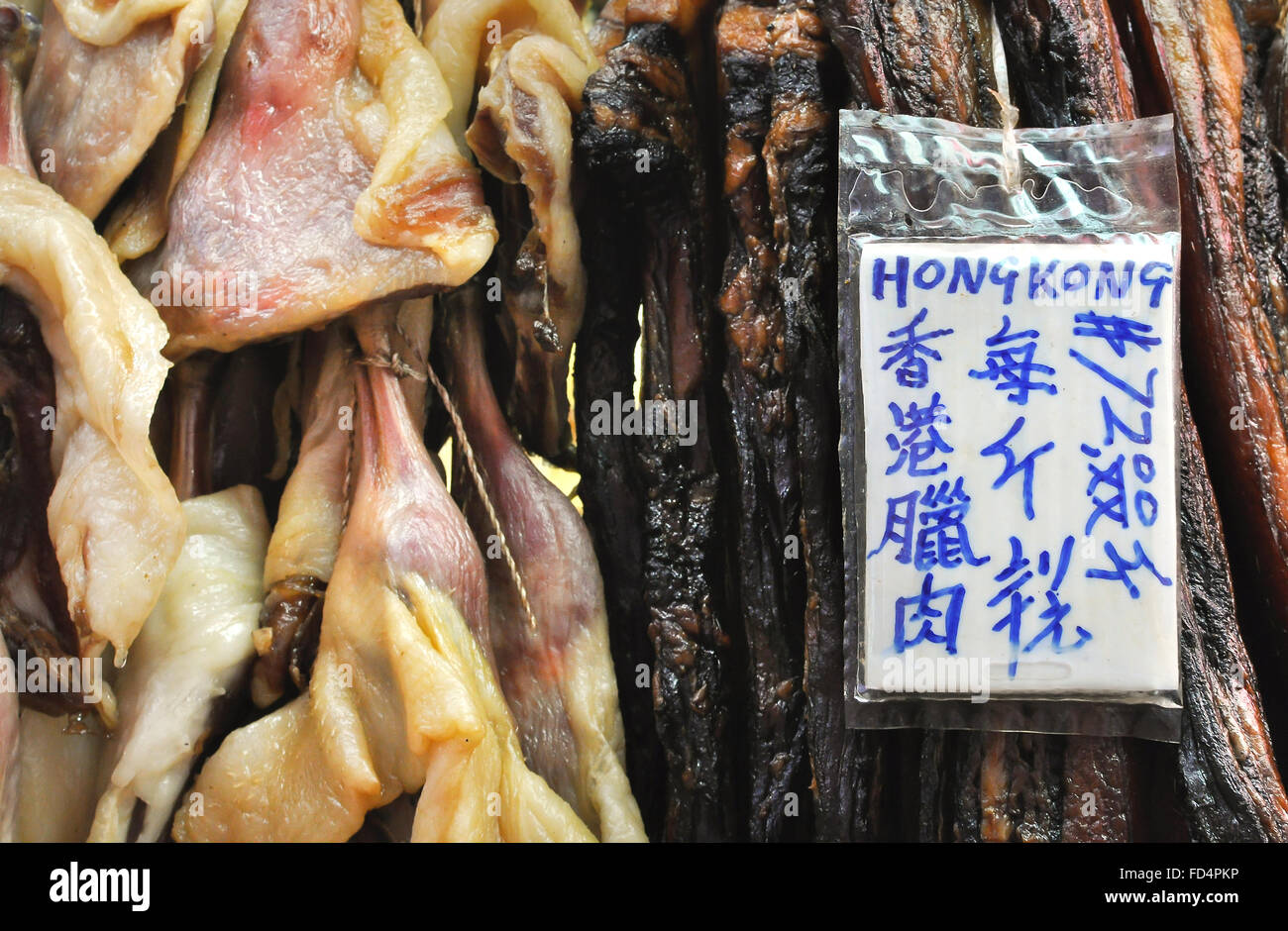 Conserve di carne appesi a un mercato di Hong Kong in stallo Foto Stock