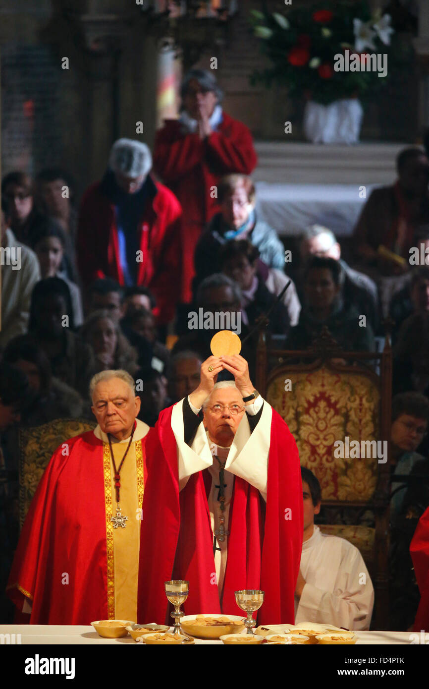 Poissy collegiata. Scout' messa celebrata da Mons. Eric Aumonier. Celebrazione eucaristica. L elevazione dell'host. Foto Stock