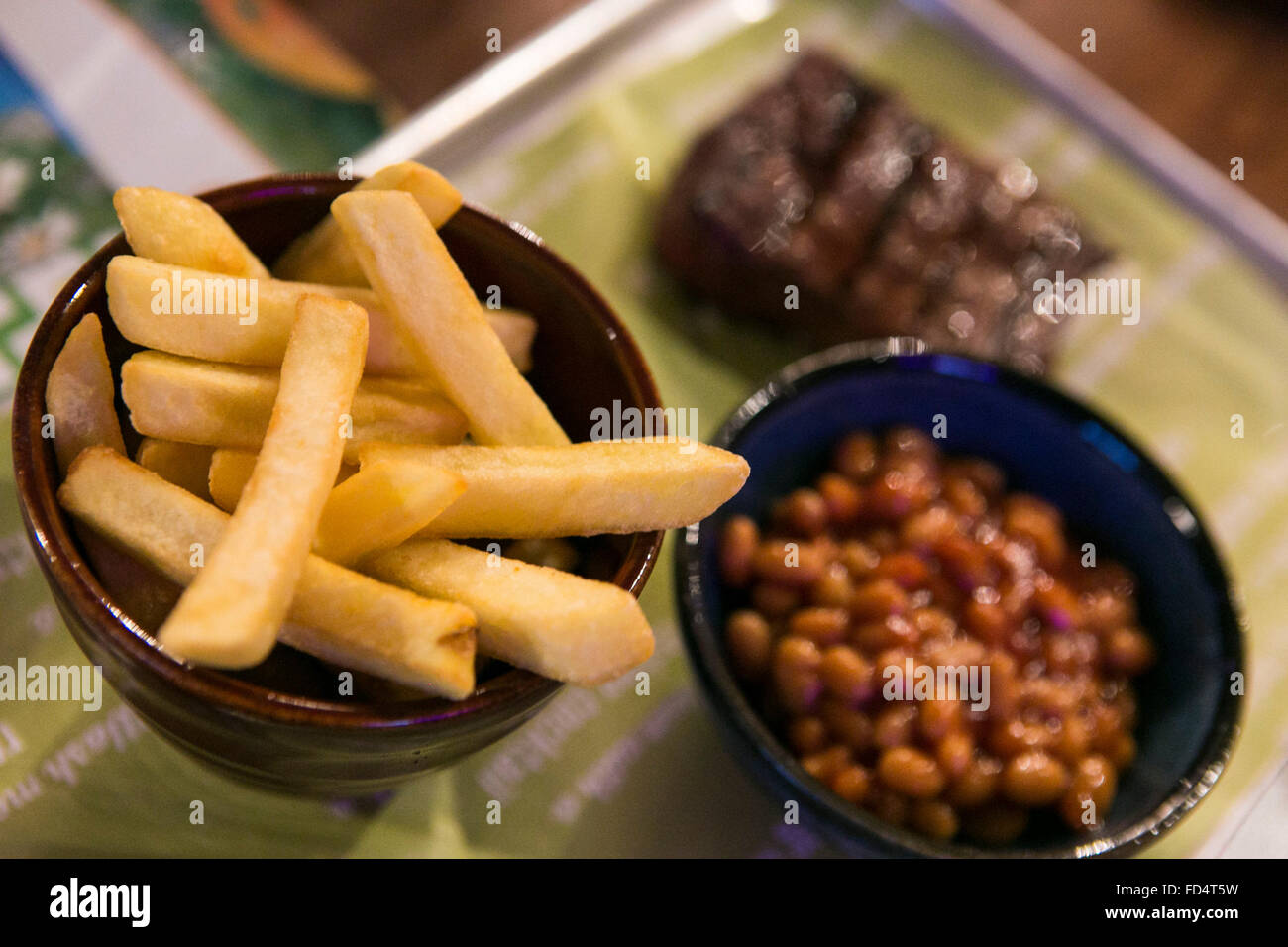 Fagioli di chip e pasto di bistecca in un pub Foto Stock