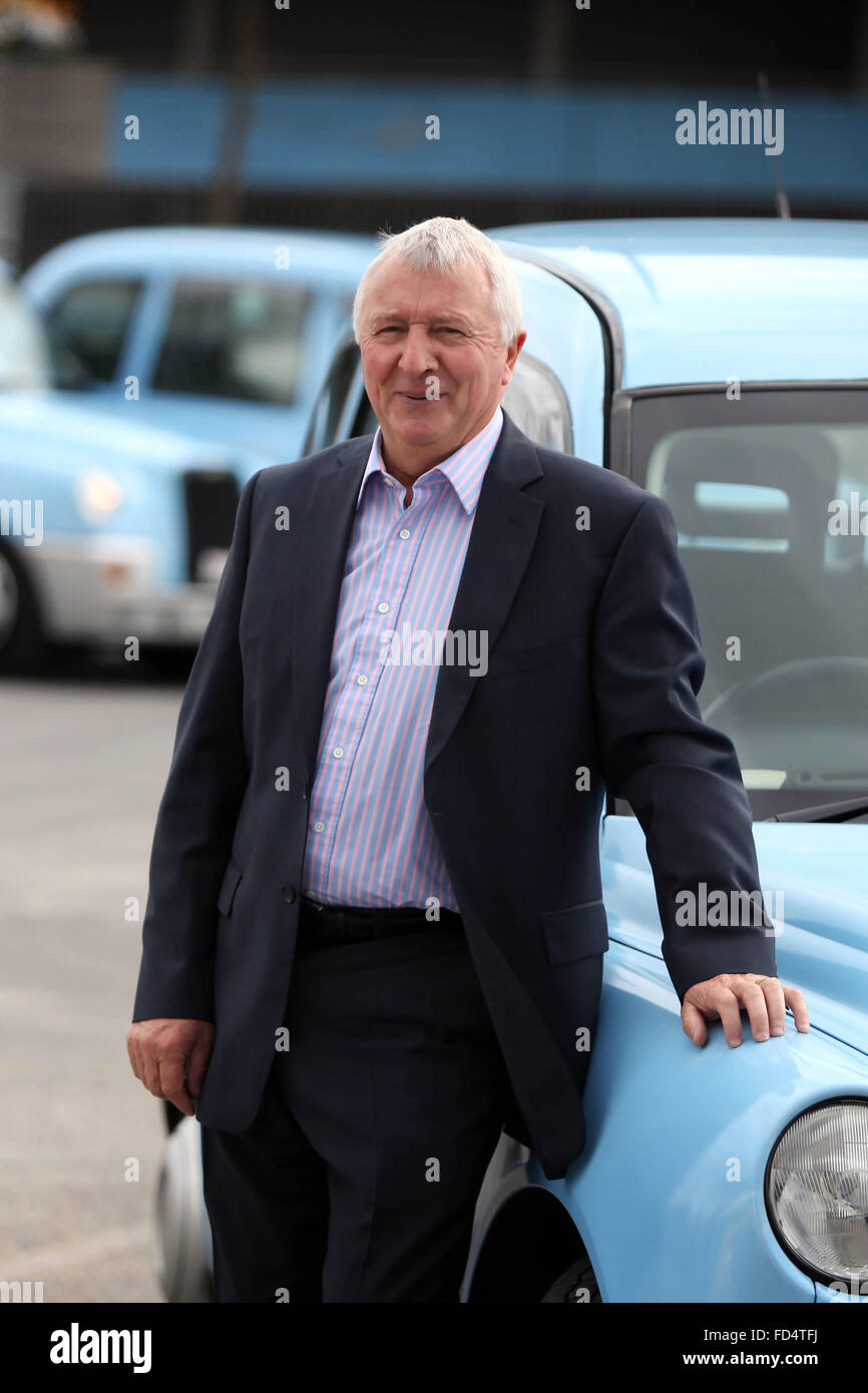 Mike Summerbee conduce una flotta di speciali Città taxi di marca - che stanno colpendo le strade di Manchester questa settimana. Foto Stock