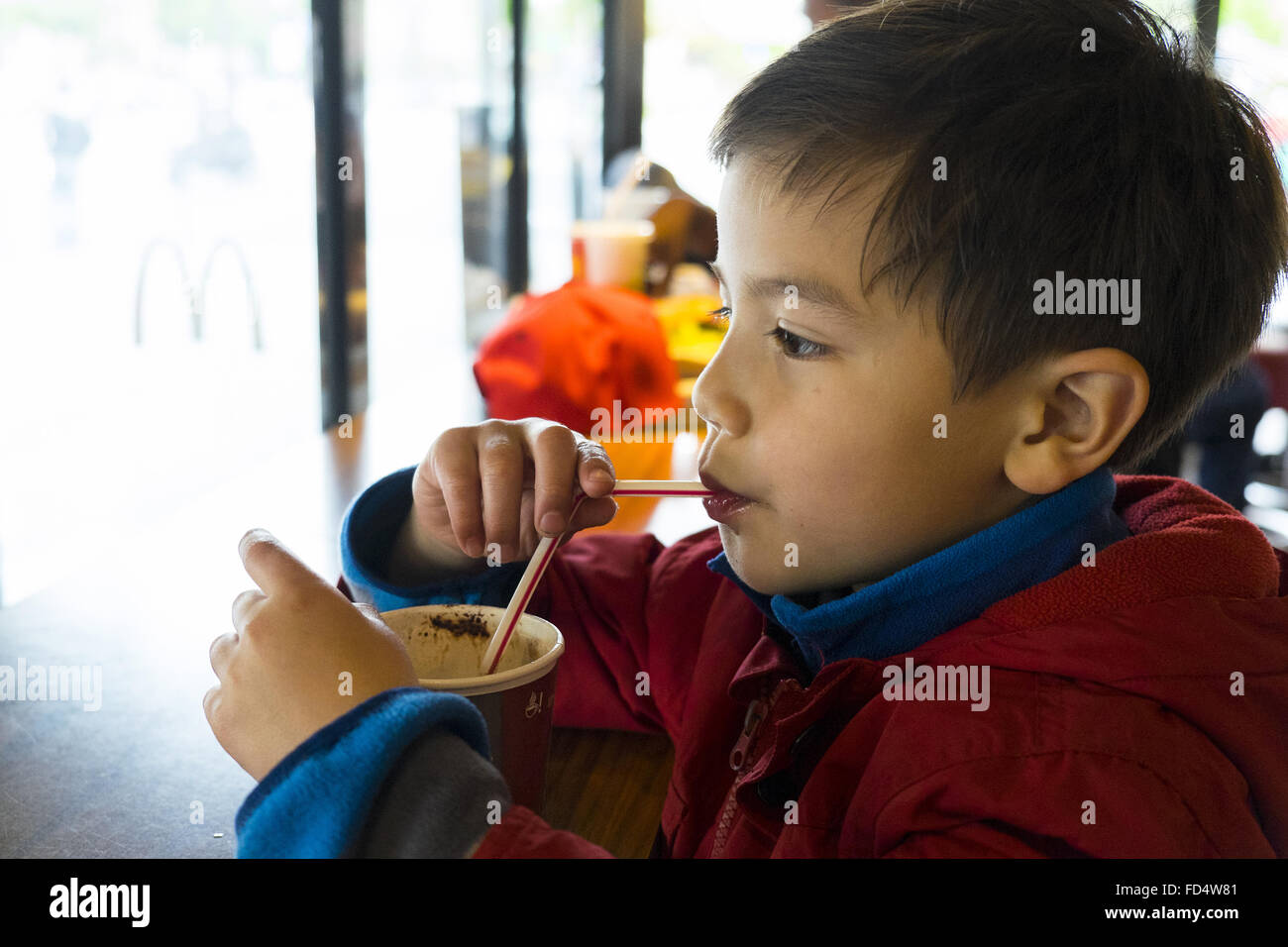 Bambino bere cioccolata calda. Foto Stock