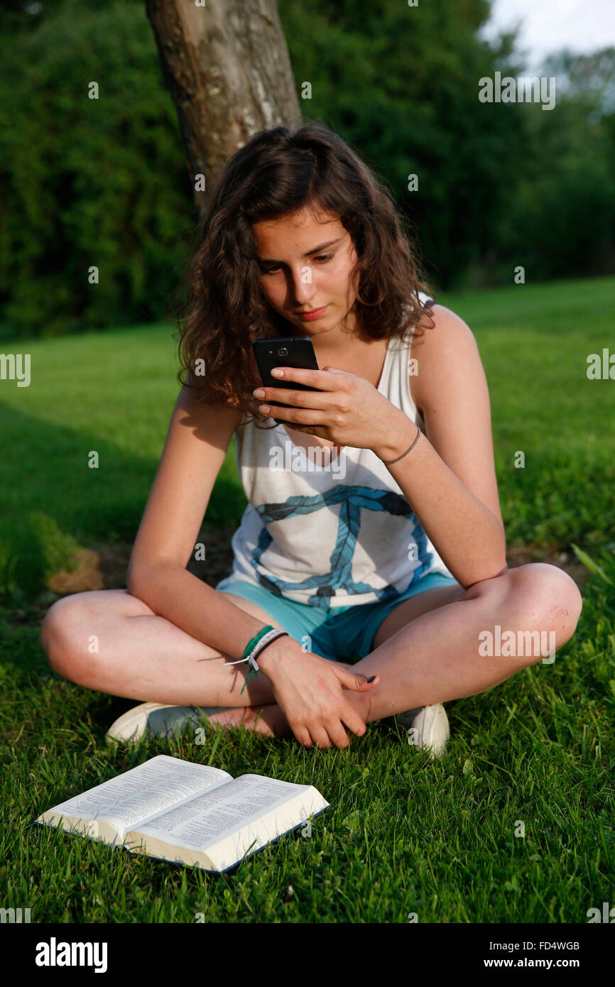 Adolescente utilizzando un telefono cellulare. Foto Stock